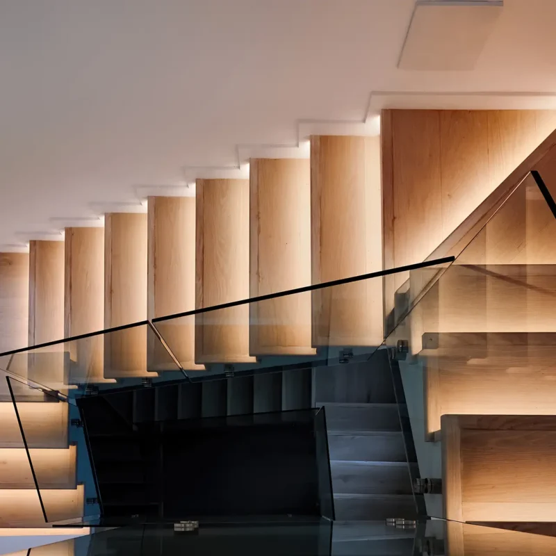 Luce e scale: come valorizzare i gradini con l’illuminazione giusta
