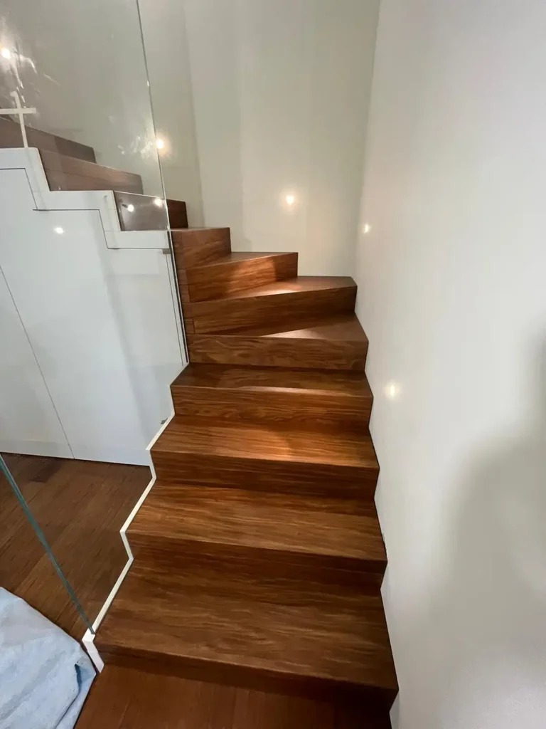 scala con armadio integrato molto bella