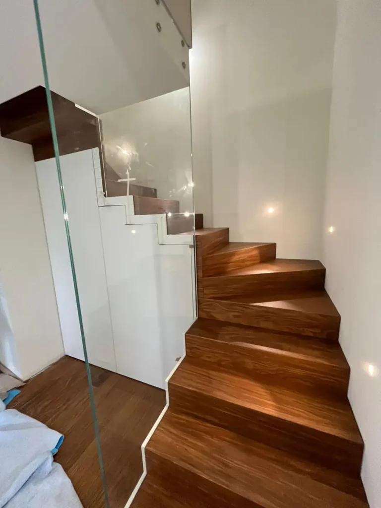 scala con armadio integrato vetro Como