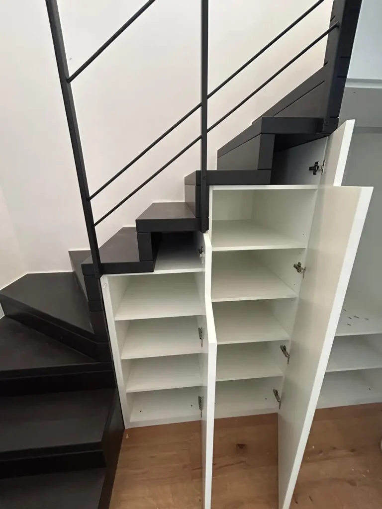 scala con armadio segreto